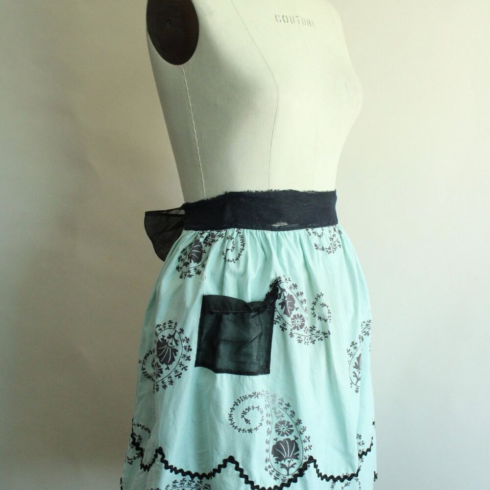 Vintage 1960s Apron, Mint Green and Black Cotton Half Apron with Ricrac Trim - Picture 3 of 10